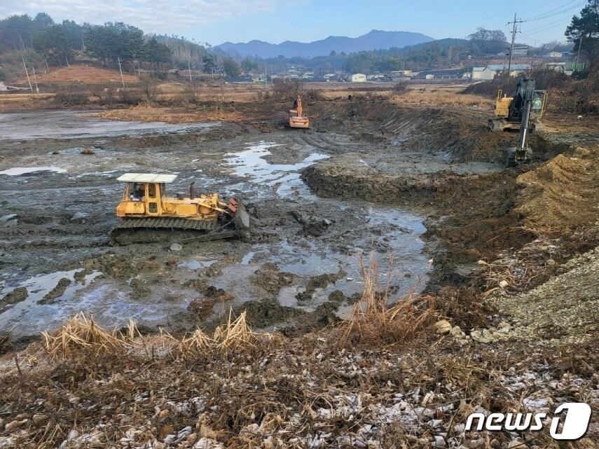 본문 이미지 - 고흥군이  봄철 영농기 대비 원활한 농업용수 확보를 위해 둠벙과 저수지 준설, 관정개발, 양수장 설치 등 가뭄대책 사업을 추진 중이다.(고흥군 제공)2023.2.13/ 
