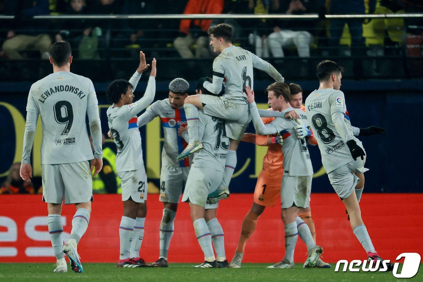 본문 이미지 - 비야레알을 꺾은 바르셀로나 선수들이 기뻐하고 있다. ⓒ AFP=뉴스1