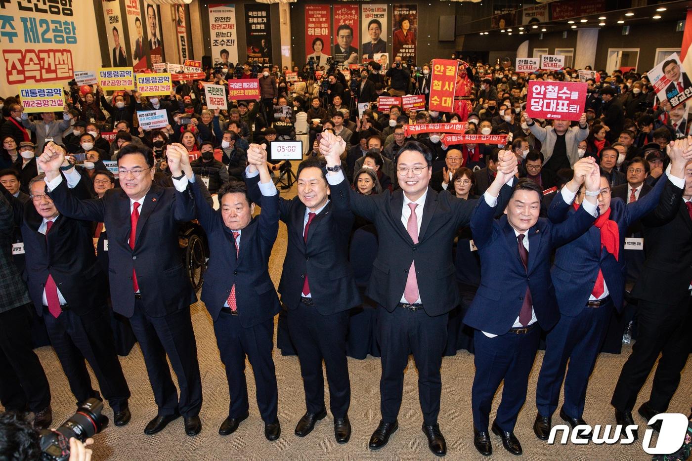 정진석 국민의힘 비상대책위원장과 전당대회 후보자들이 13일 제주 퍼시픽호텔에서 열린 국민의힘 제3차 전당대회 제주 합동연설회에서 손을 맞잡고 있다. 왼쪽부터 유흥수 국민의힘 선관위원장, 정 비대위원장, 허용진 제주도당위원장, 김기현, 천하람, 안철수, 황교안 당대표 후보. 2023.2.13/뉴스1 ⓒ News1 유승관 기자