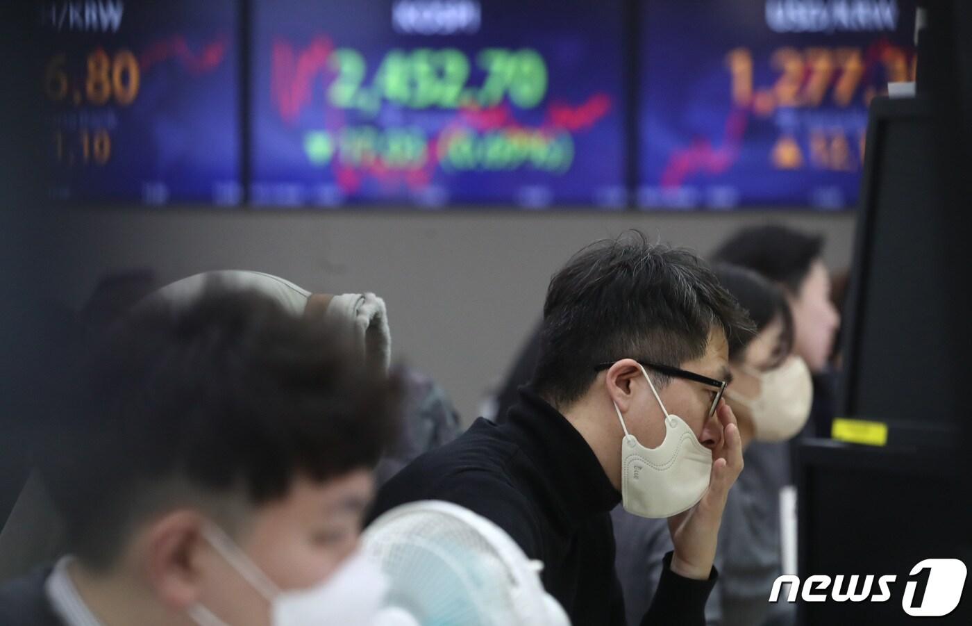 13일 오후 서울 중구 하나은행 딜링룸에서 직원들이 업무를 보고 있다. 2023.2.13/뉴스1 ⓒ News1 김민지 기자