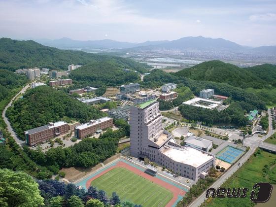 본문 이미지 - 14일 한국교통대 총장 1순위 후보자에 대한 교육부 검증이 진행되는 가운데 언제쯤 임용 절차가 마무리될지 관심이 커지고 있다. 사진은 교통대 충주캠퍼스 전경.(교통대 제공)2023.2.14/뉴스1