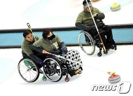 본문 이미지 - 전북선수단이 제20회 동계체전에서 역대 최고 순위인 종합 5위를 기록했다. 사진은 휠체어 컬링 경기 모습.(전북장애인체육회 제공)/뉴스1