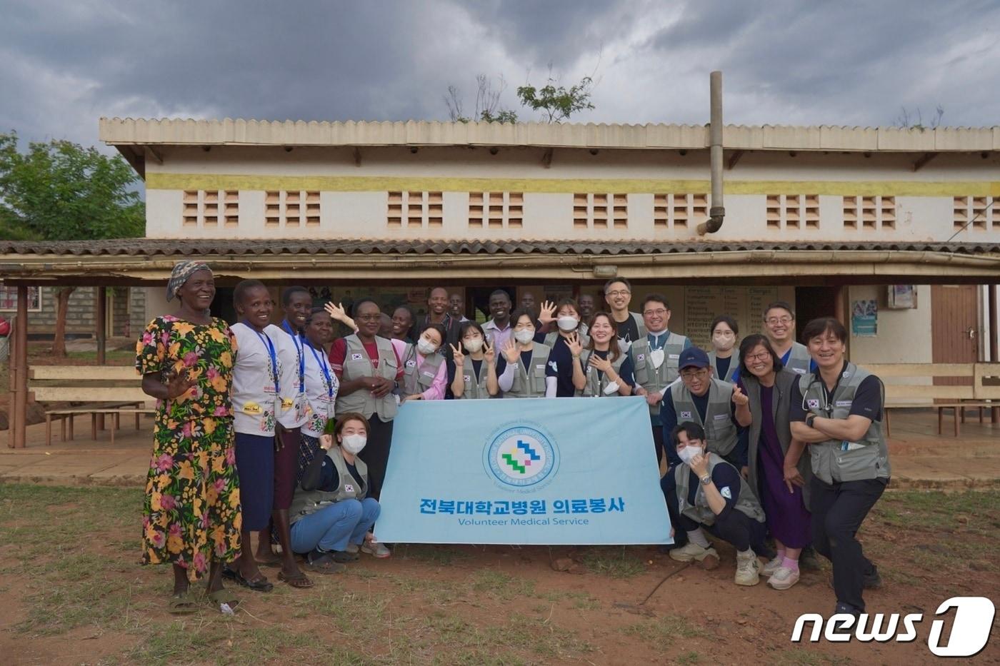 본문 이미지 - 전북대학교병원 의료봉사단이 3년 만에 아프리카 지역을 방문해 1000여 명의 환자를 진료했다.(전북대병원 제공)2023.2.13./뉴스1