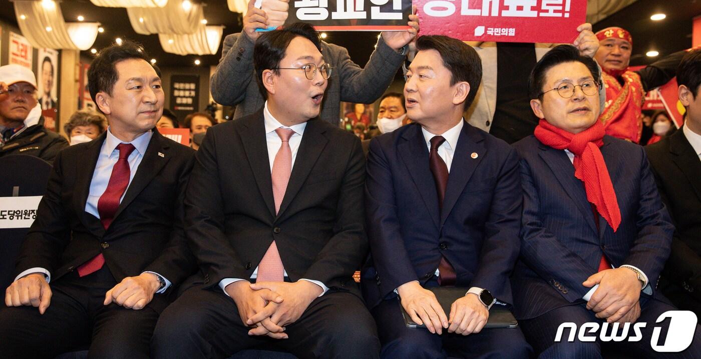 본문 이미지 - 국민의힘 당대표 후보들이 13일 제주 퍼시픽호텔에서 열린 국민의힘 제3차 전당대회 제주 합동연설회에서 자리에 앉아 대화를 나누고 있다. 왼쪽부터 김기현, 천하람, 안철수, 황교안 당대표 후보. 2023.2.13/뉴스1 ⓒ News1 유승관 기자