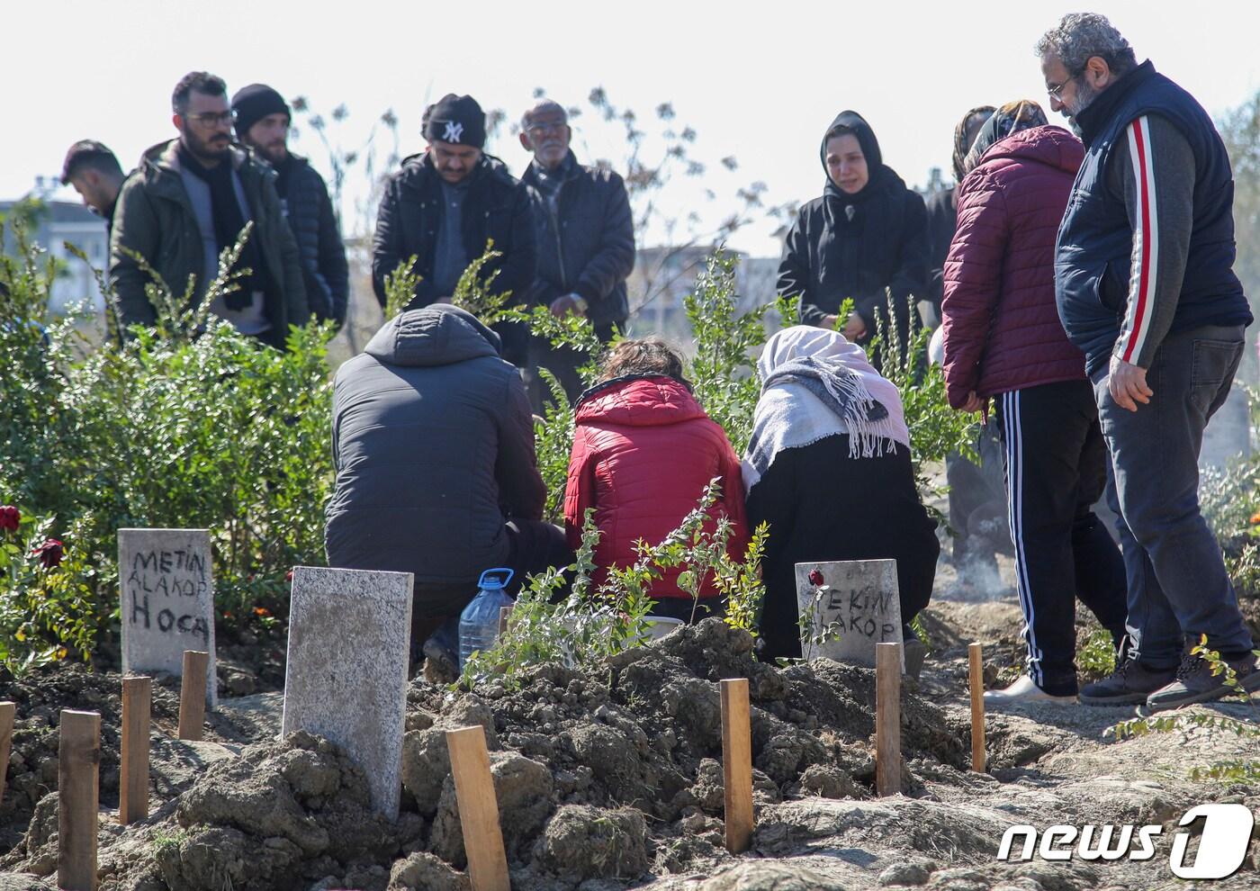 13일(현지시간) 튀르키예 이스켄데룬 한 공동묘지에서 지진 피해 희생자에 대한 추모의식이 열리고 있다. 2023.2.13/뉴스1 ⓒ News1 김도우 기자