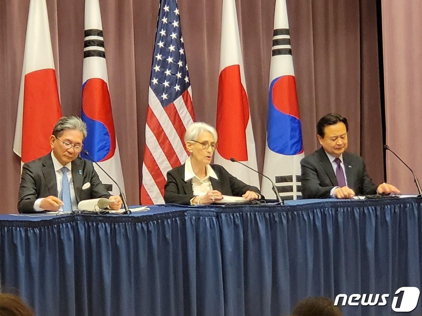 본문 이미지 - 조현동 외교부 제1차관(오른쪽)과 웬디 셔먼 국무부 부장관, 모리 다케오 일본 외무성 사무차관이 13잃(현지시간) 미국 워싱턴 DC에서 열린 한미일 외교차관 협의회를 개최한 뒤 공동 기자회견을 갖고 있다. 2023.2.14/뉴스1 ⓒ News1 김현 특파원