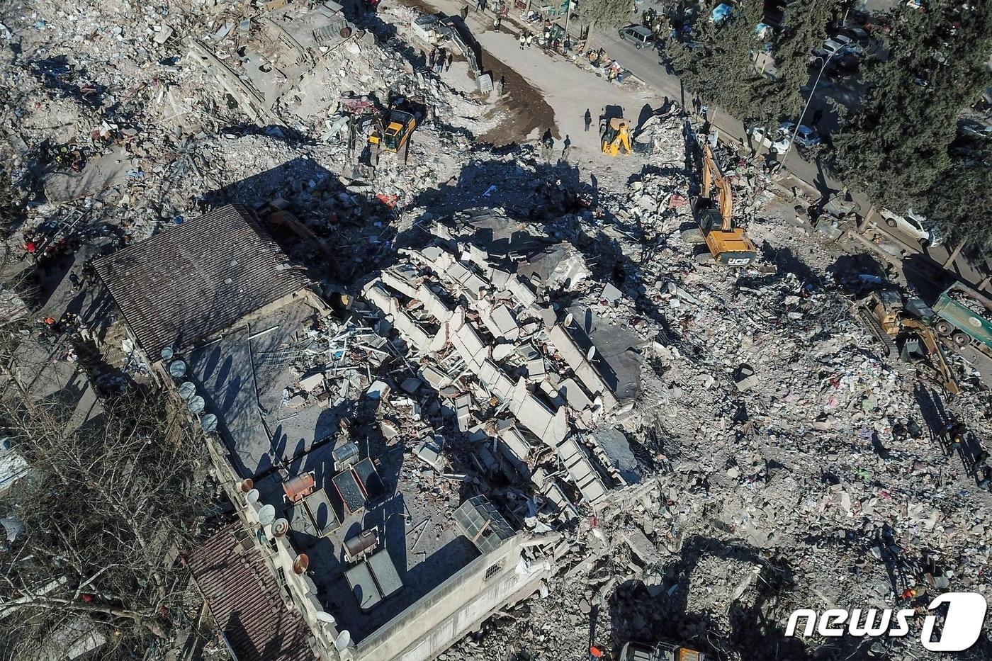 본문 이미지 - 13일(현지시각) 규모 7.8의 강진이 강타한 튀르키예 카라만마라슈에서 폭격을 맞은 듯 붕괴된 건물이 보인다. ⓒ AFP=뉴스1 ⓒ News1 우동명 기자