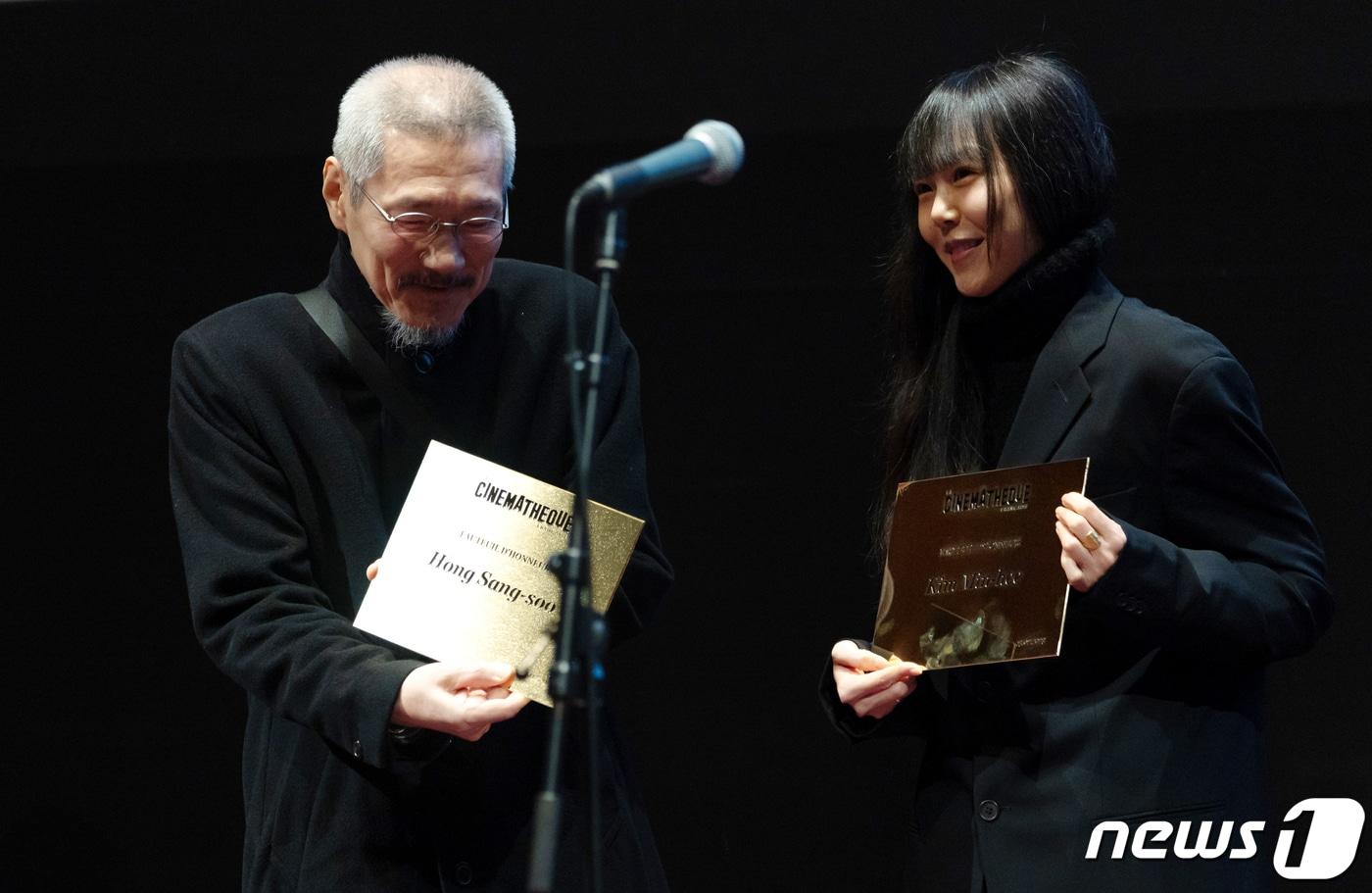 본문 이미지 - 홍상수 감독(왼쪽)과 배우 김민희 ⓒ 뉴스1 이준성 기자