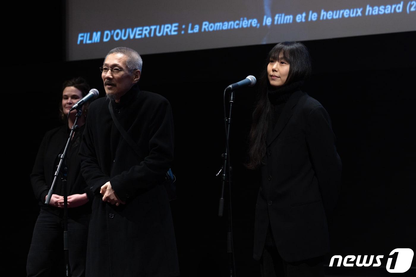 13일 오후(현지시간) 프랑스 파리 시네마테크 프랑세즈에서 열린 ‘홍상수 감독 전작 회고전’(13일~3월5일)에서 개막작 ‘소설가의 영화’ 상영 전 홍상수(64) 감독과 배우 김민희(41)가 무대에 올라 인사를 하고 있다. 2023.02.14/뉴스1 ⓒ News1 이준성 기자