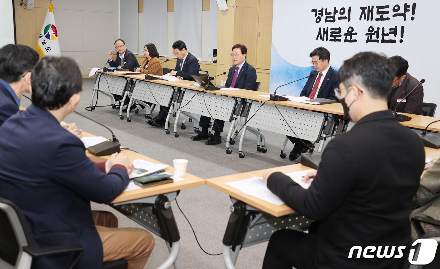 경남도가 지난 13일 도청 도정회의실에서 박완수 경남지사가 직원들과 직접 소통하는 '경남도정 제안광장'을 열고 있다.(경남도 제공)