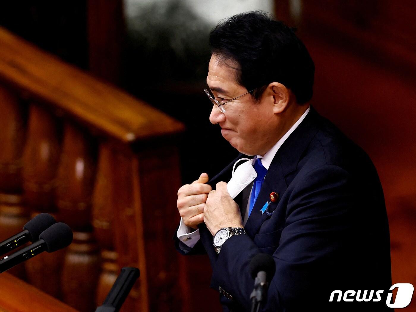 본문 이미지 - 일본 도쿄 중의원 정기국회 첫날 기시다 후미오(岸田文雄) 총리가 시정연설을 준비하며 마스크를 벗고 있다. 2023.01. 23 ⓒ 로이터=뉴스1 ⓒ News1 권진영 기자