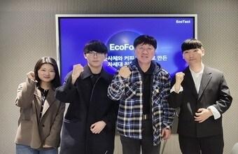 본문 이미지 - 김용문 창업진흥원장(오른쪽 두번쨰)이 에코텍트를 방문해 청년창업과 관련한 지원의견을 수렴했다. (창진원 제공)