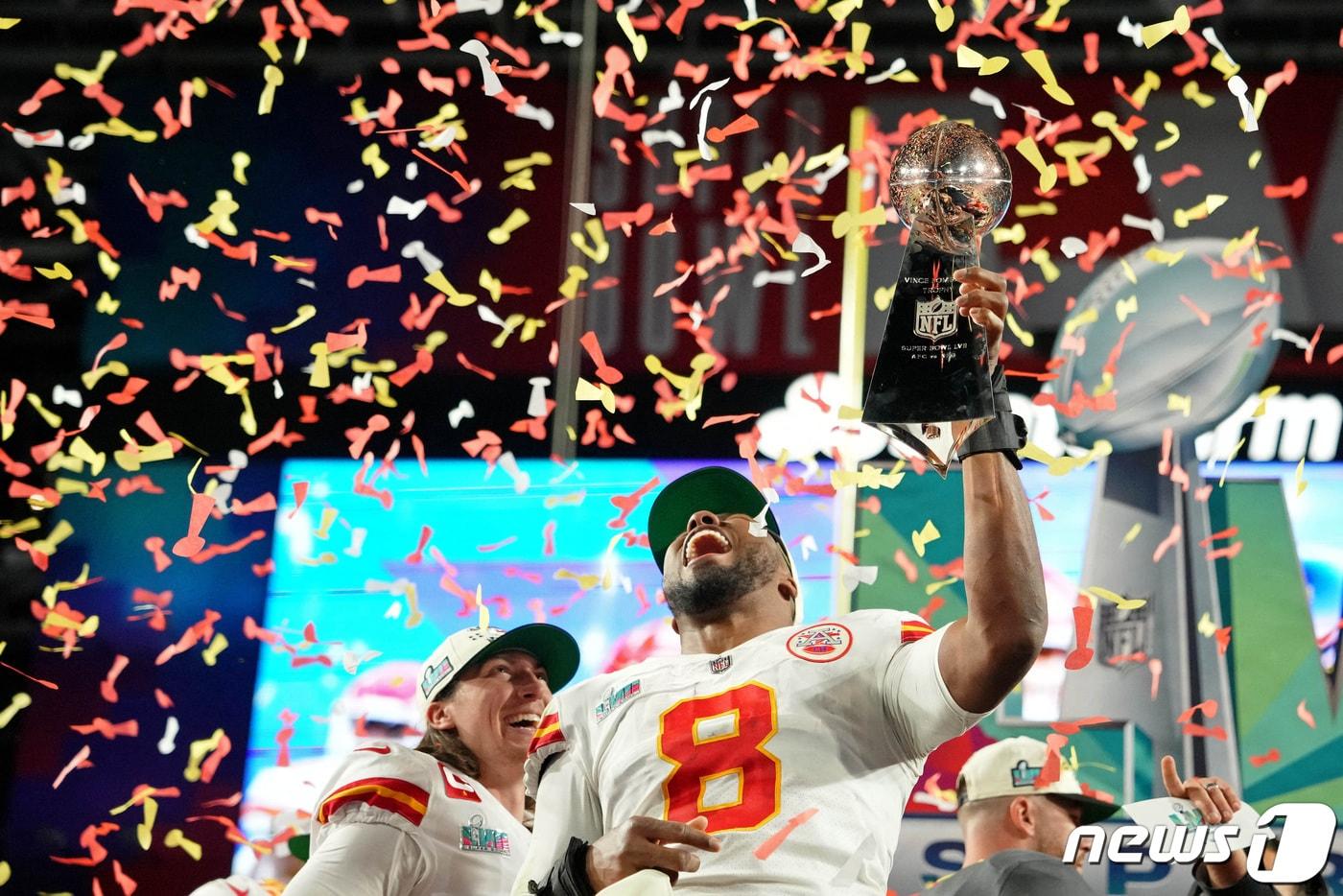 12일(현지시간) 제57회 슈퍼볼 우승팀 캔자스시티 치프스의 칼로스 던랩이 우승 트로피를 들어올리고 있다. 캔자스시티 치프스는 필라델피아 이글스를 38-35로 꺾꼬 트로피를 차지했다. ⓒ 로이터=뉴스1 ⓒ News1 박재하 기자