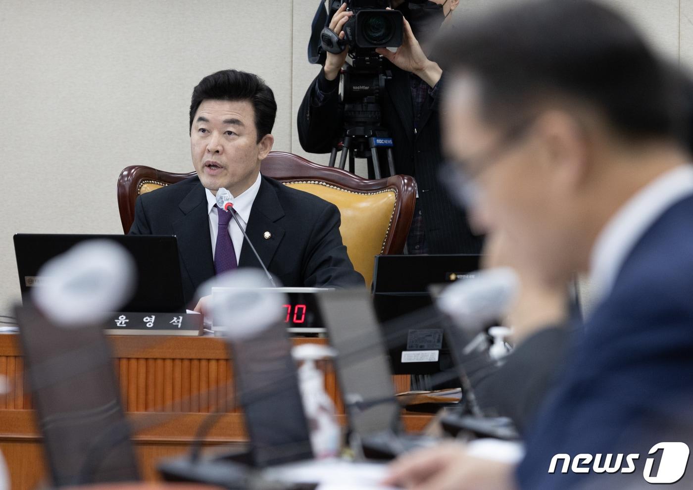 본문 이미지 - 윤영석 국회 기획재정위원회 위원장이 14일 오전 서울 여의도 국회에서 열린 기획재정위원회 전체회의에서 발언을 하고 있다. 2023.2.14/뉴스1 ⓒ News1