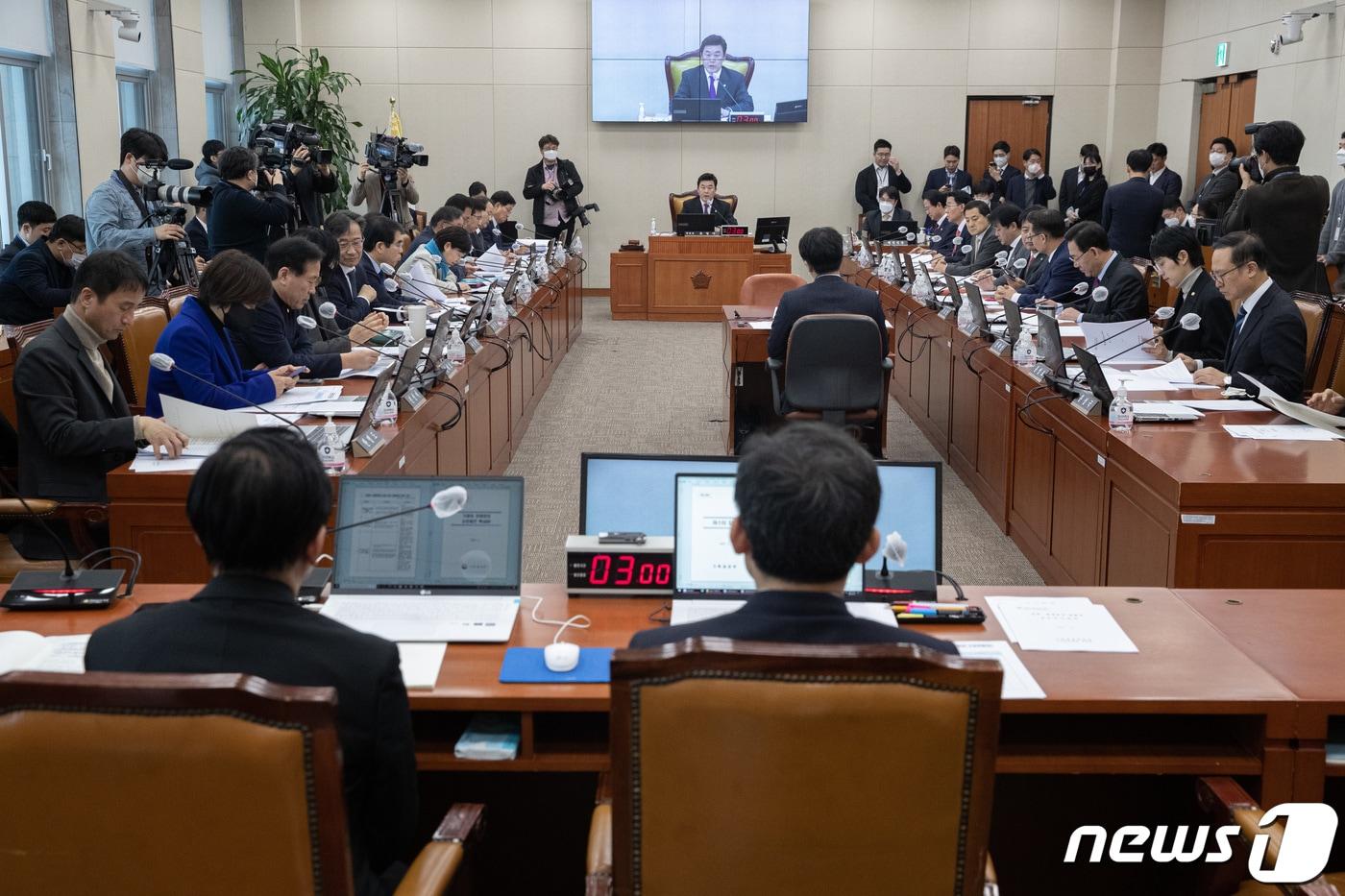 본문 이미지 - 윤영석 국회 기획재정위원회 위원장이 14일 오전 서울 여의도 국회에서 열린 기획재정위원회 전체회의에서 발언을 하고 있다. 2023.2.14/뉴스1 ⓒ News1 이재명 기자