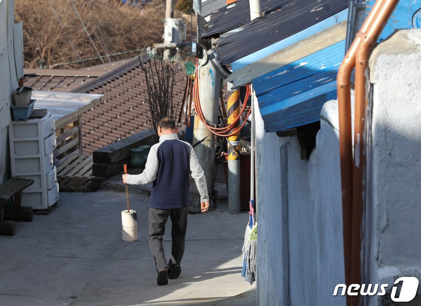 본문 이미지 - 14일 서울 서대문구 홍제동 개미마을에서 한 주민이 다 쓴 연탄을 버리고 있다. 2023.2.14/뉴스1 ⓒ News1 신웅수 기자