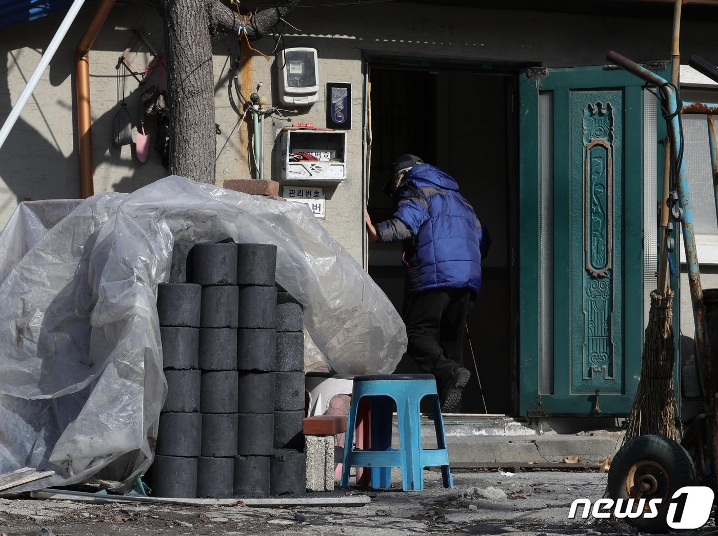 본문 이미지 - 14일 서울 서대문구 홍제동 개미마을의 한 주택에 연탄이 쌓여 있다. 2023.2.14/뉴스1 ⓒ News1 신웅수 기자