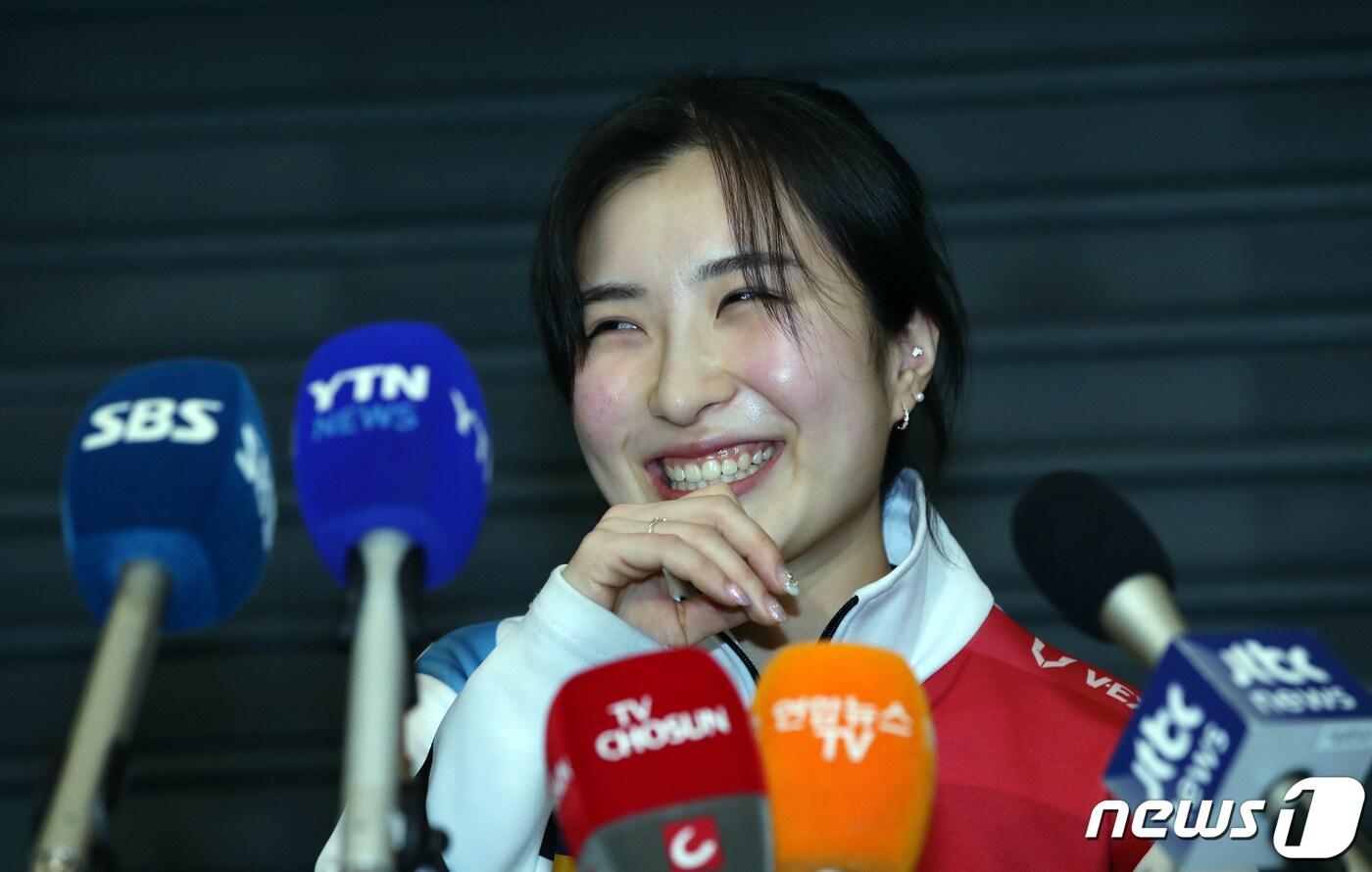 본문 이미지 - 쇼트트랙 여자 대표팀 김길리(19·성남시청)가 14일 오후 인천국제공항을 통해 귀국해 취재진과 인터뷰를 하고 있다. 김길리는 1, 2차 대회에 이어 5차 대회에서 1500m 금메달을 차지했다. 2023.2.14/뉴스1 ⓒ News1 박정호 기자