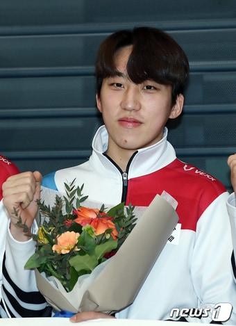 본문 이미지 - 쇼트트랙 남자 대표팀의 에이스로 우뚝 선 박지원(27·서울시청)이 14일 오후 인천국제공항을 통해 귀국해 포즈를 취하고 있다. 2023.2.14/뉴스1 ⓒ News1 박정호 기자