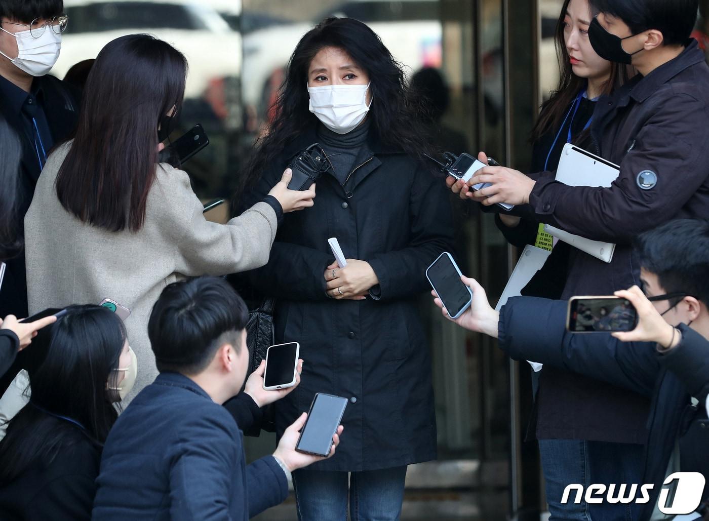 본문 이미지 - 구조한 동물 100여마리를 안락사한 혐의로 재판에 넘겨진 동물권단체 박소연 전 케어 대표가 14일 오후 서울 서초구 서울중앙지방법원에서 열린 1심 선고 공판을 마친 뒤 입장을 밝히고 있다. 2023.2.14/뉴스1 ⓒ News1 이동해 기자