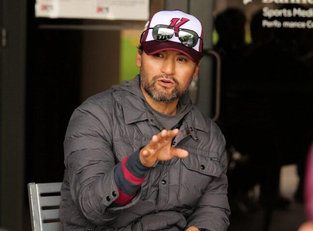 본문 이미지 - 14일&#40;한국시간&#41; 박찬호 KBS 해설위원이 미국 애리조나주 스코츠데일 솔트리버필드에서 취재진과 인터뷰를 하고 있다. &#40;키움히어로즈 제공&#41;