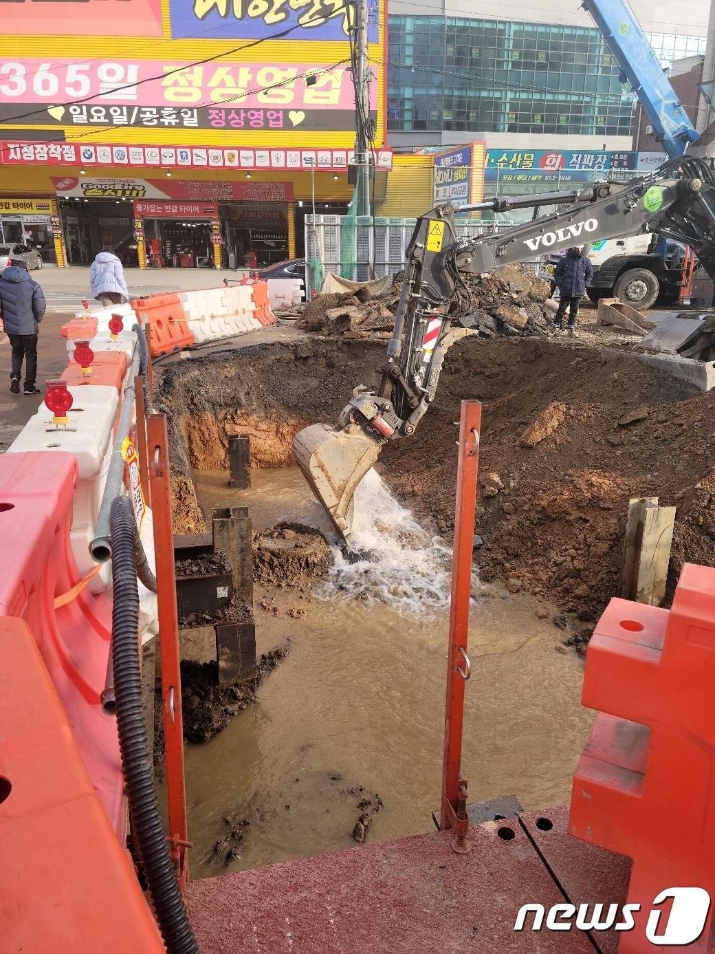 본문 이미지 - 14일 오전 광주 남구 백운광장 도시철도 2호선 공사현장에서 상수도관이 파손, 물이 세고 있다.(독자 제공)2023.2.14/뉴스1