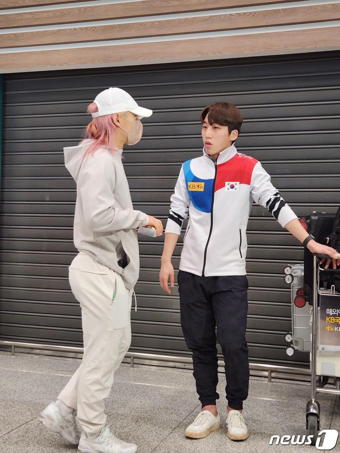 본문 이미지 - 쇼트트랙 대표팀 박지원(오른쪽)과 이야기하고 있는 곽윤기. ⓒ News1 이재상기자