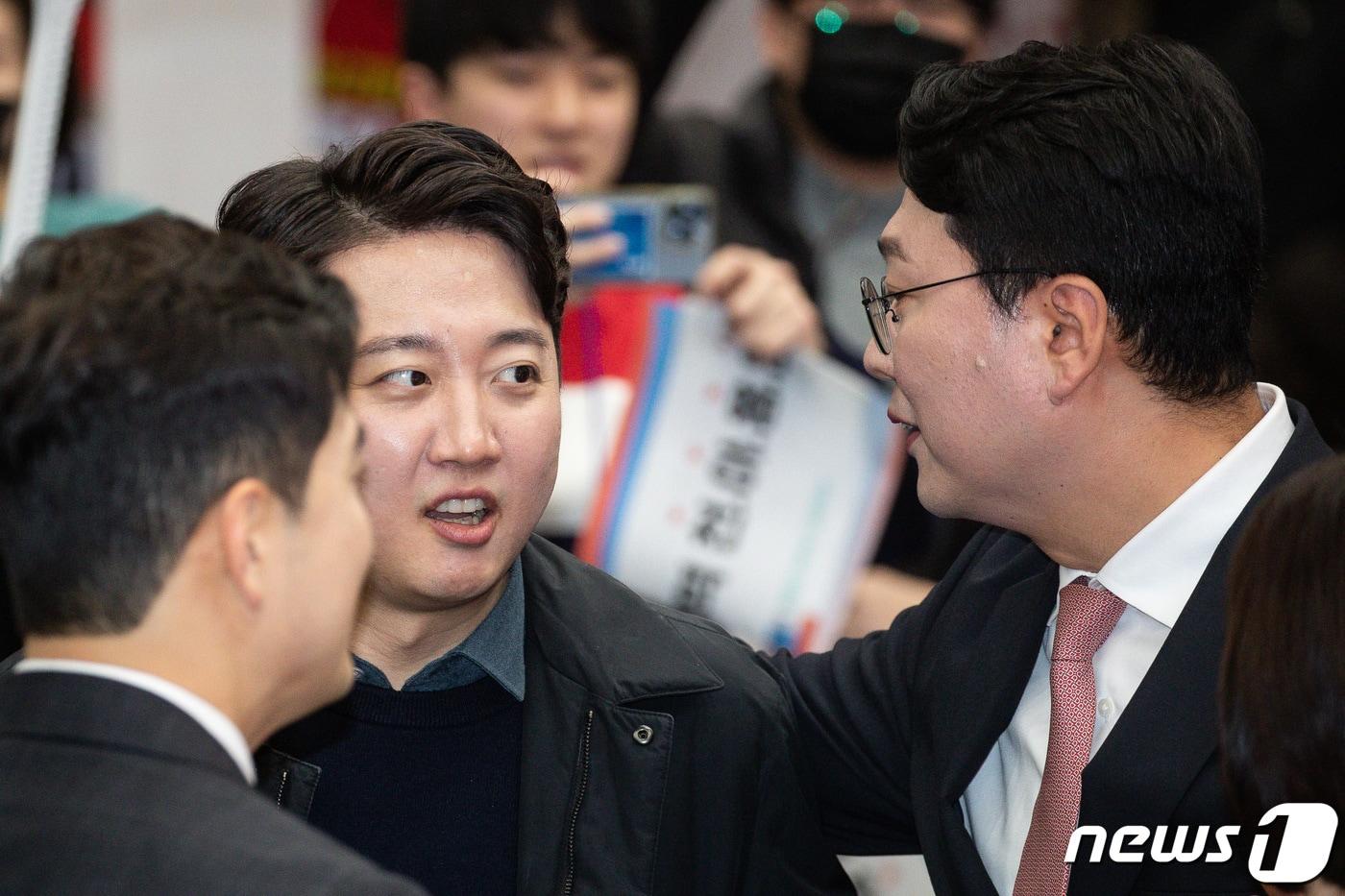본문 이미지 - 이준석 전 국민의힘 대표(왼쪽)와 천하람 국민의힘 당대표 후보가 14일 부산항국제전시컨벤션센터에서 열린 국민의힘 제3차 전당대회 부산·울산·경남 합동연설회에서 대화하고 있다. 2023.2.14/뉴스1 ⓒ News1 유승관 기자