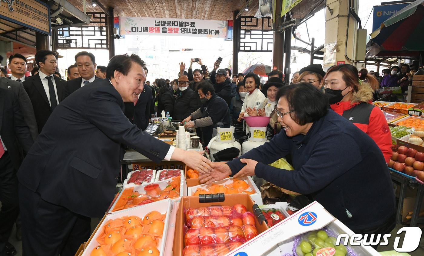 본문 이미지 - 윤석열 대통령이 14일 충북 청주시 육거리종합시장을 찾아 상인들과 인사하고 있다. (충북사진공동취재단) 2023.2.14/뉴스1