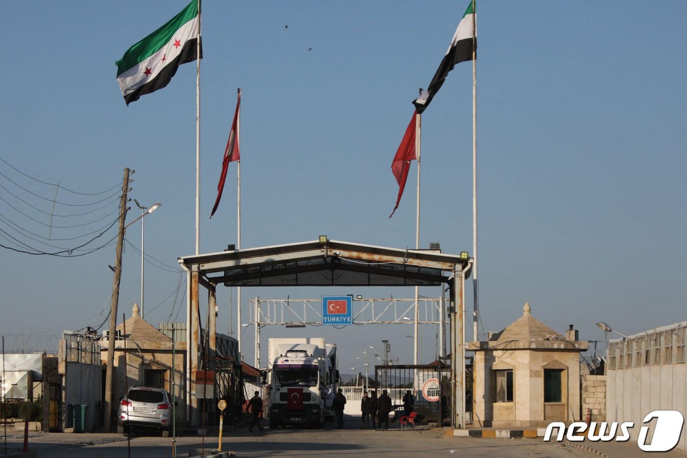 14일(현지시간) 구호 수송대의 트럭 일부가 튀르키예(터키)에서 반군이 장악하고 있는 시리아 북부로 건너가는 바브 알-살람 국경을 통과하고 있다. ⓒ AFP=뉴스1 ⓒ News1 김예슬 기자