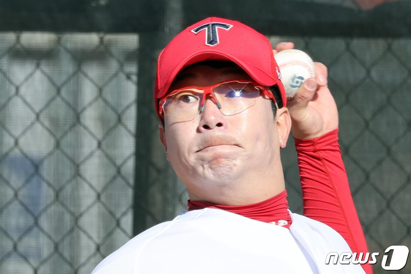 본문 이미지 - 2023 월드베이스볼클래식(WBC)에 출전하는 KIA 양현종이 14일(현지시간) 미국 애리조나주 투손 스포츠 콤플렉스에서 열린 '2023 KIA 스프링캠프'에서 WBC 공인구로 투구연습을 하고 있다. 2023.2.15/뉴스1 ⓒ News1 황기선 기자