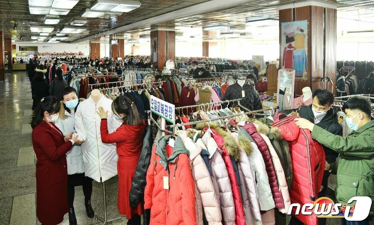 본문 이미지 - (평양 노동신문=뉴스1) = 평양 제1백화점에서 열린 평양시인민소비품전시회.[국내에서만 사용가능. 재배포 금지. DB 금지. For Use Only in the Republic of Korea. Redistribution Prohibited] rodongphoto@news1.kr