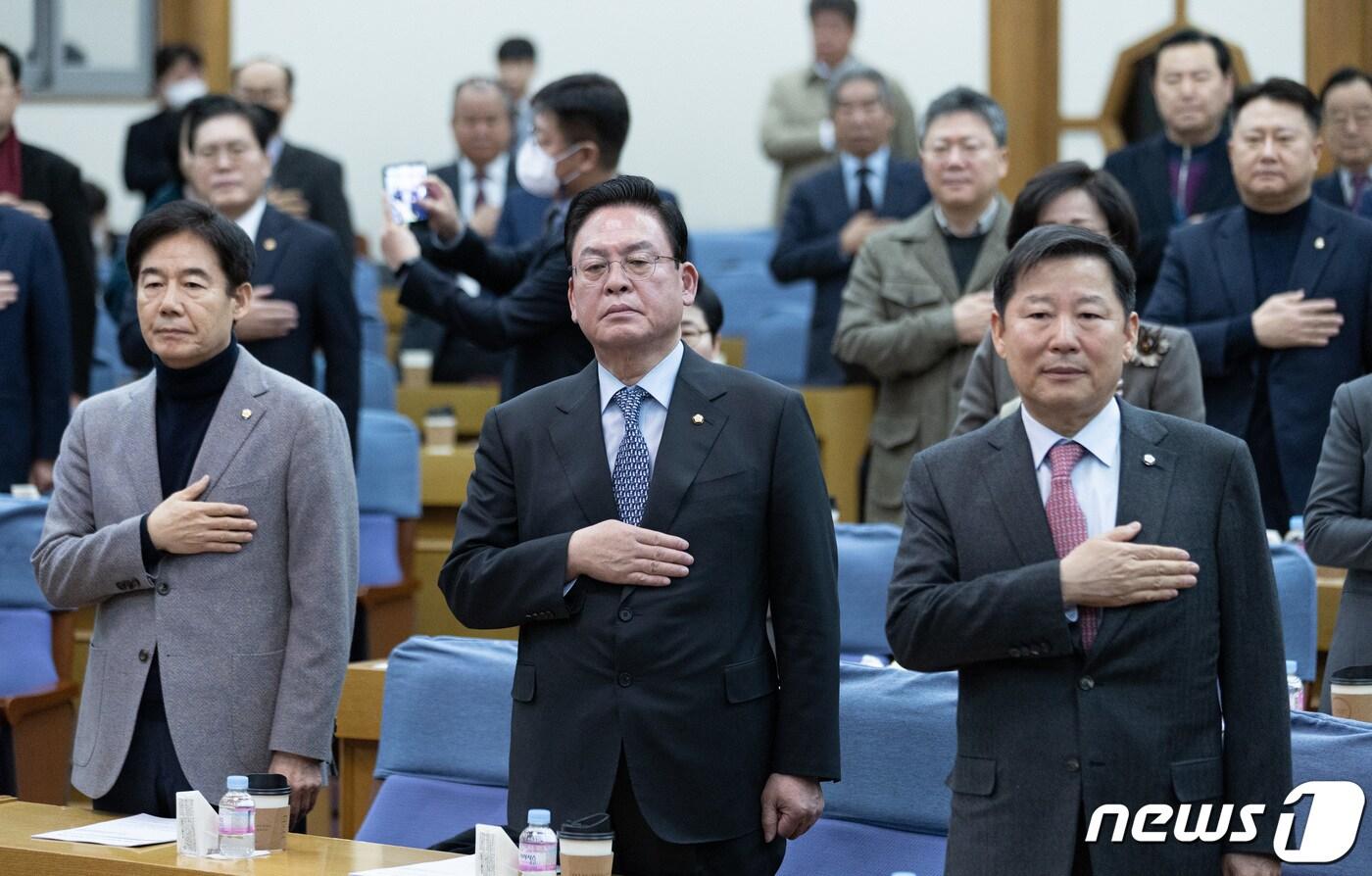 본문 이미지 - 정우택 국회부의장(가운데)을 비롯한 국민의힘 의원들이 15일 오전 서울 여의도 국회 의원회관에서 ‘탄소중립 녹색성장 시대와 정치의 미래’ 주제로 열린 국민공감 공부모임에서 국민의례를 하고 있다. 2023.2.15/뉴스1 ⓒ News1 이재명 기자