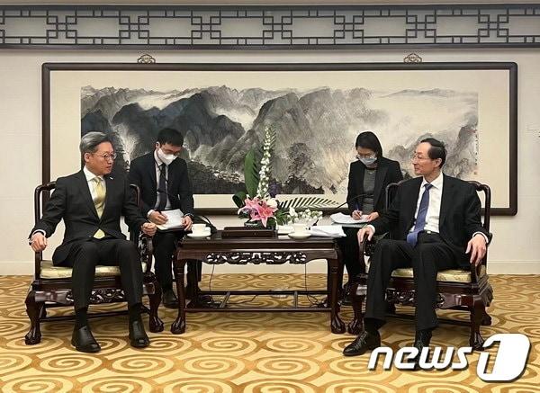 본문 이미지 - 정재호 주중국대사(왼쪽)과 쑨웨이둥 중국 외교부 부부장. (중국 외교부 제공)