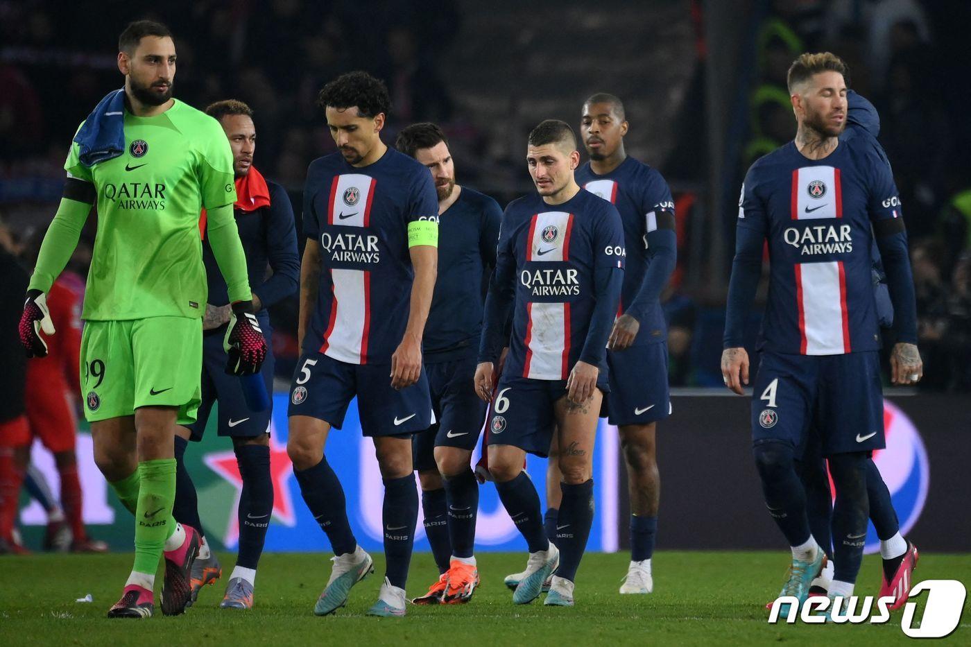 바이에른 뮌헨에 패한 뒤 침통한 표정의 PSG 선수들. ⓒ AFP=뉴스1