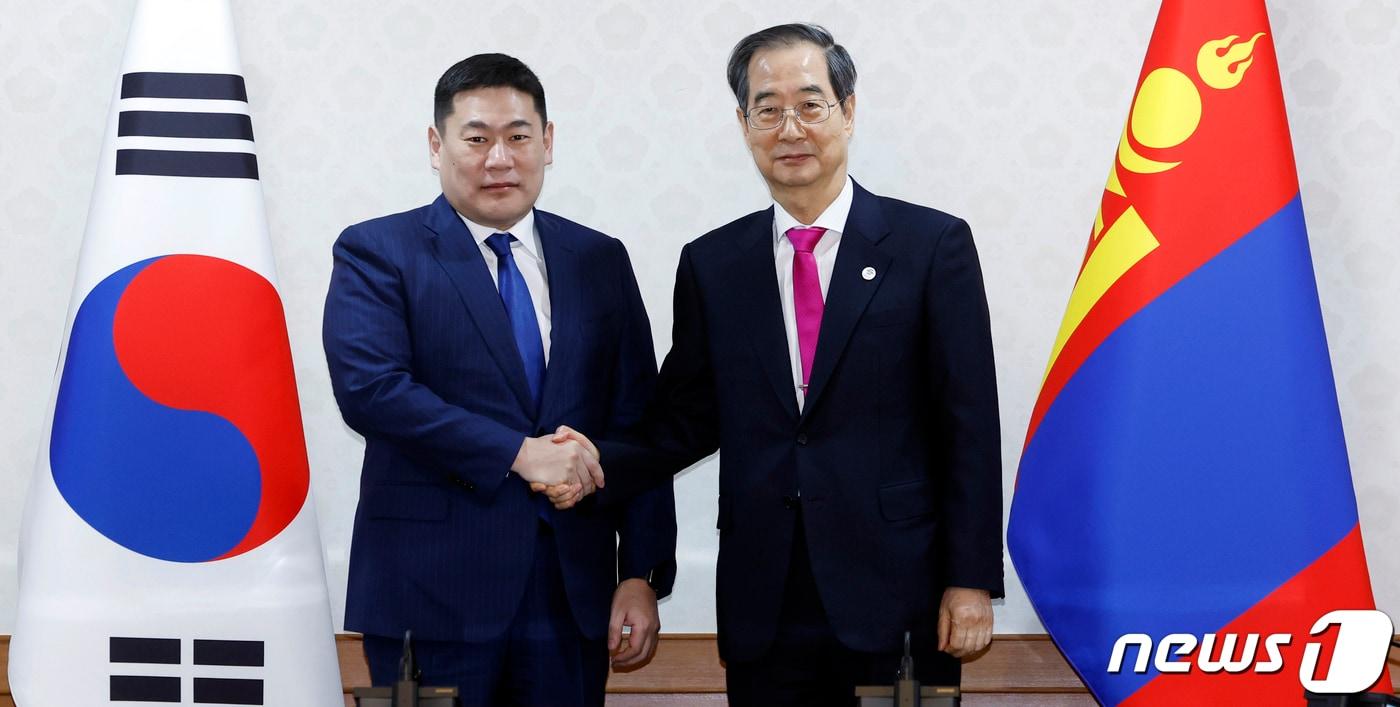 한덕수 국무총리와 롭상남스라이 어용에르덴 몽골 총리가 15일 오전 서울 종로구 세종대로 정부서울청사에서 열린 한·몽골 총리 회담에서 기념촬영을 하고 있다. (공동 취재) 2023.2.15/뉴스1 ⓒ News1 김명섭 기자