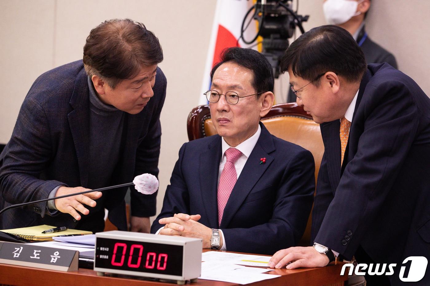 김도읍 국회 법제사법위원장(가운데)과 여야 간사인 기동민 더불어민주당 의원(왼쪽), 정점식 국민의힘 의원이 15일 서울 여의도 국회에서 열린 제403회 국회(임시회) 법제사법위원회 제1차 전체회의에서 논의를 하고 있다. 2023.2.15/뉴스1 ⓒ News1 유승관 기자