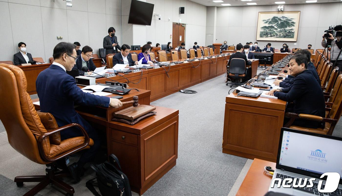 본문 이미지 - 15일 서울 여의도 국회에서 열린 제403회 국회(임시회) 정치개혁특별위원회 제5차 정치관계법개선소위원회에서 조해진 소위원장이 의사봉을 두드리고 있다. 2023.2.15/뉴스1 ⓒ News1 유승관 기자