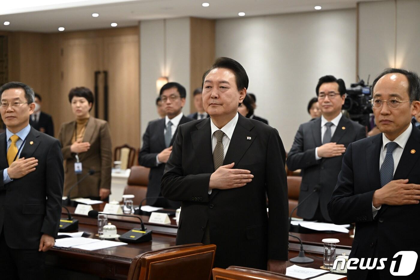 본문 이미지 - 윤석열 대통령이 15일 용산 대통령실 청사에서 열린 제13차 비상경제민생회의에서 국기에 대한 경례를 하고 있다. (대통령실 제공) 2023.2.15/뉴스1 ⓒ News1 오대일 기자