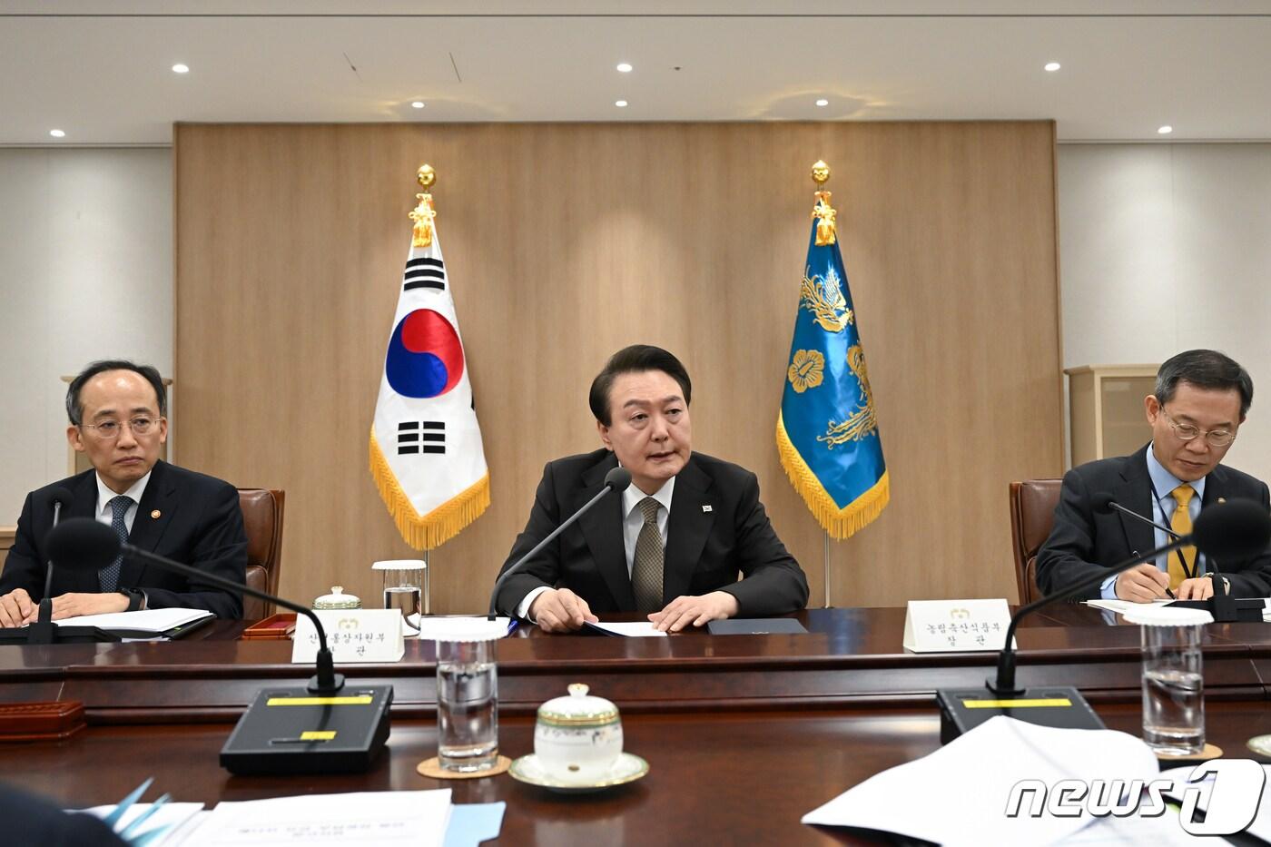 본문 이미지 - 윤석열 대통령이 15일 용산 대통령실 청사에서 열린 제13차 비상경제민생회의에서 모두발언을 하고 있다. (대통령실 제공) 2023.2.15/뉴스1 ⓒ News1 오대일 기자