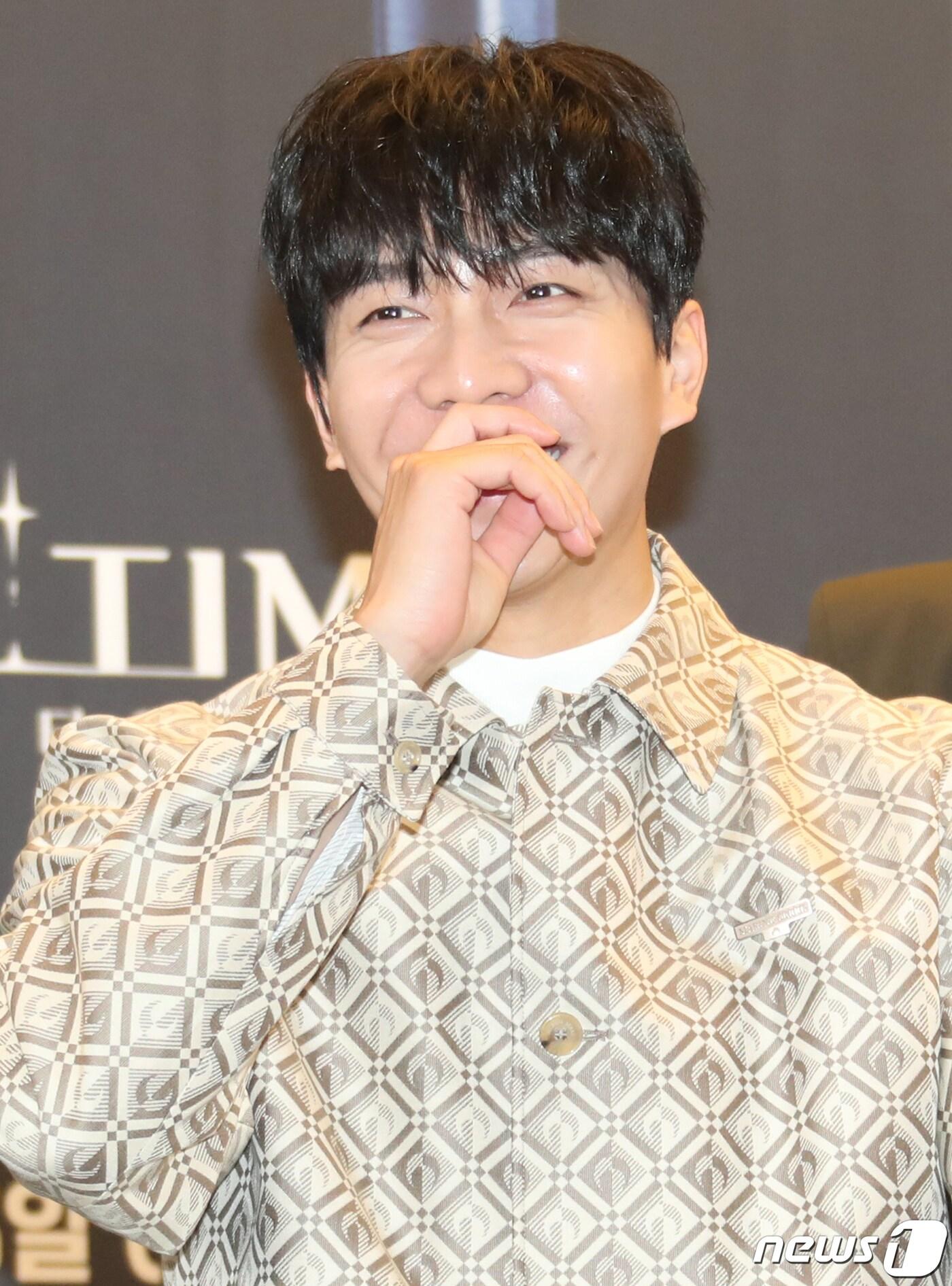 본문 이미지 - 배우 이승기가 15일 서울 마포구 스탠포드호텔에서 열린 JTBC 예능 프로그램 '피크타임' 제작발표회에서 헤어스타일에 대한 취재진 질문에 미소를 짓고 있다. ‘피크타임’은 무대가 절실한 현역 아이돌부터 빛을 보지 못한 경단(경력단절), 해체돌까지 다시 한 번 무대에 올라 뜨거운 경쟁을 벌이는 팀전 서바이벌이다. 2023.2.15/뉴스1 ⓒ News1 권현진 기자