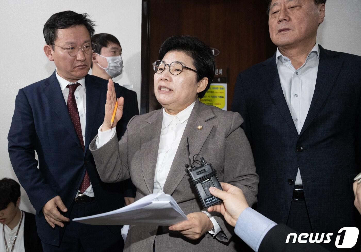본문 이미지 - 임이자 국회 환경노동위원회 국민의힘 간사가 15일 오후 서울 여의도 국회에서 열린 환경노동위원회 고용노동법안심사소위원회를 마친 후 취재진 질문에 답변하고 있다. 2023.2.15/뉴스1 ⓒ News1 이재명 기자