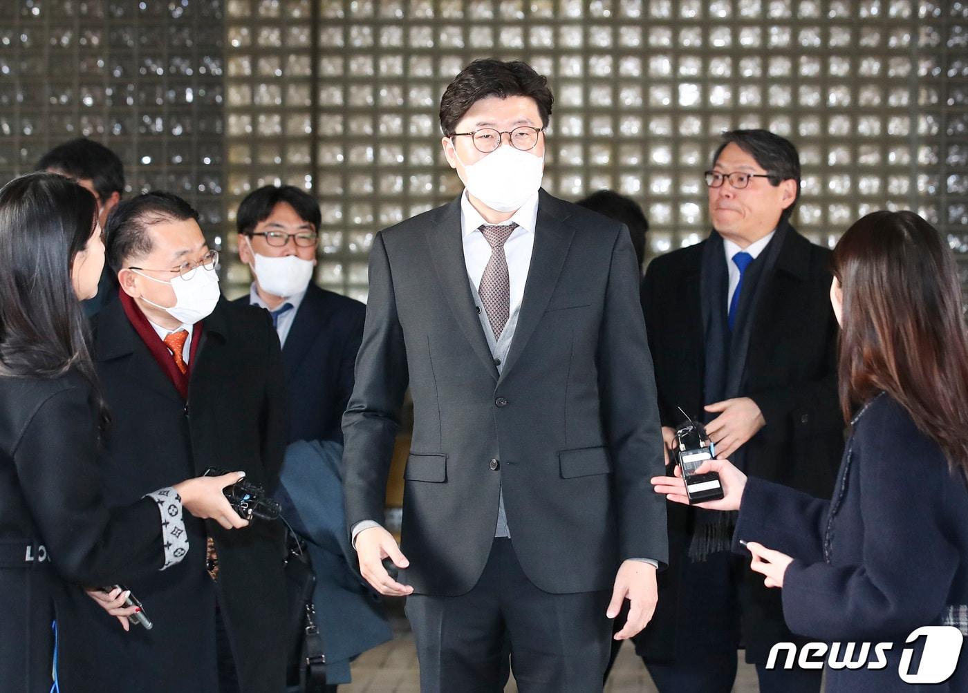 본문 이미지 - 김학의 전 법무부 차관의 출국을 막은 협의로 기소된 차규근 전 법무연수원 연구위원(왼쪽부터), 이규원 검사, 이광철 전 청와대민정비서관이 15일 서울 중앙지법에서 열린 1심선고 공판을 마친 후 법원을 나서고 있다. ⓒ News1 박세연 기자