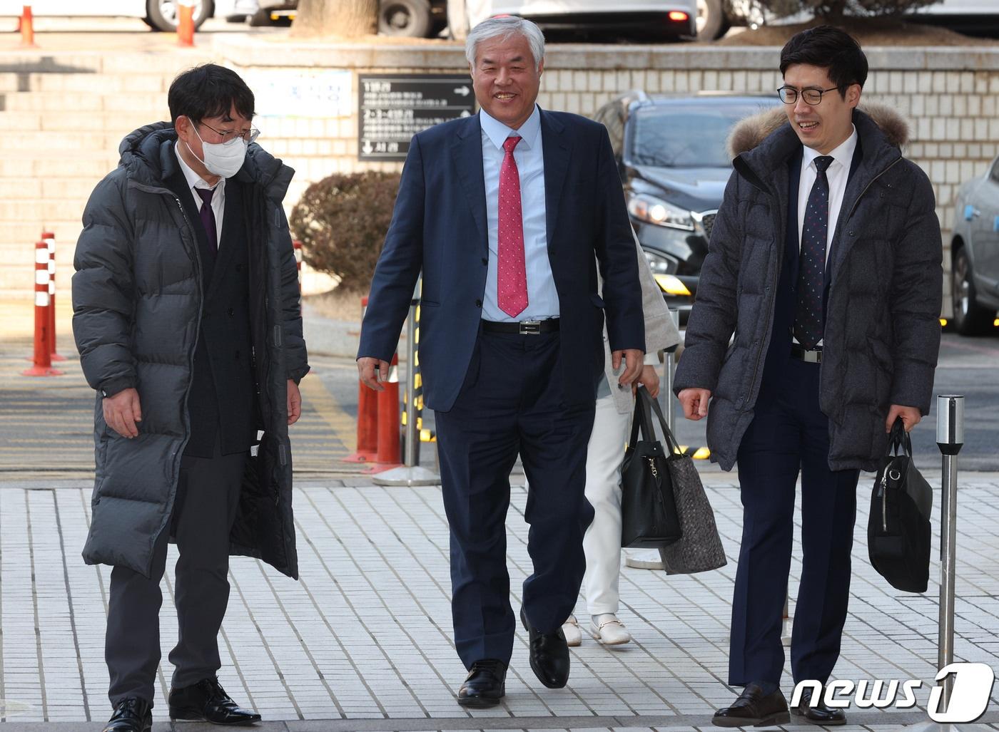 본문 이미지 - 코로나19가 확산중이던 2020년 대규모 광복절 집회를 주도한 혐의로 재판에 넘겨진 전광훈 사랑제일교회 목사가 지난 2월15일 오후 서울 서초구 서울중앙지방법원에서 열린 선고공판에 출석하고 있다. (공동취재)2023.2.15/뉴스1 ⓒ News1 박세연 기자