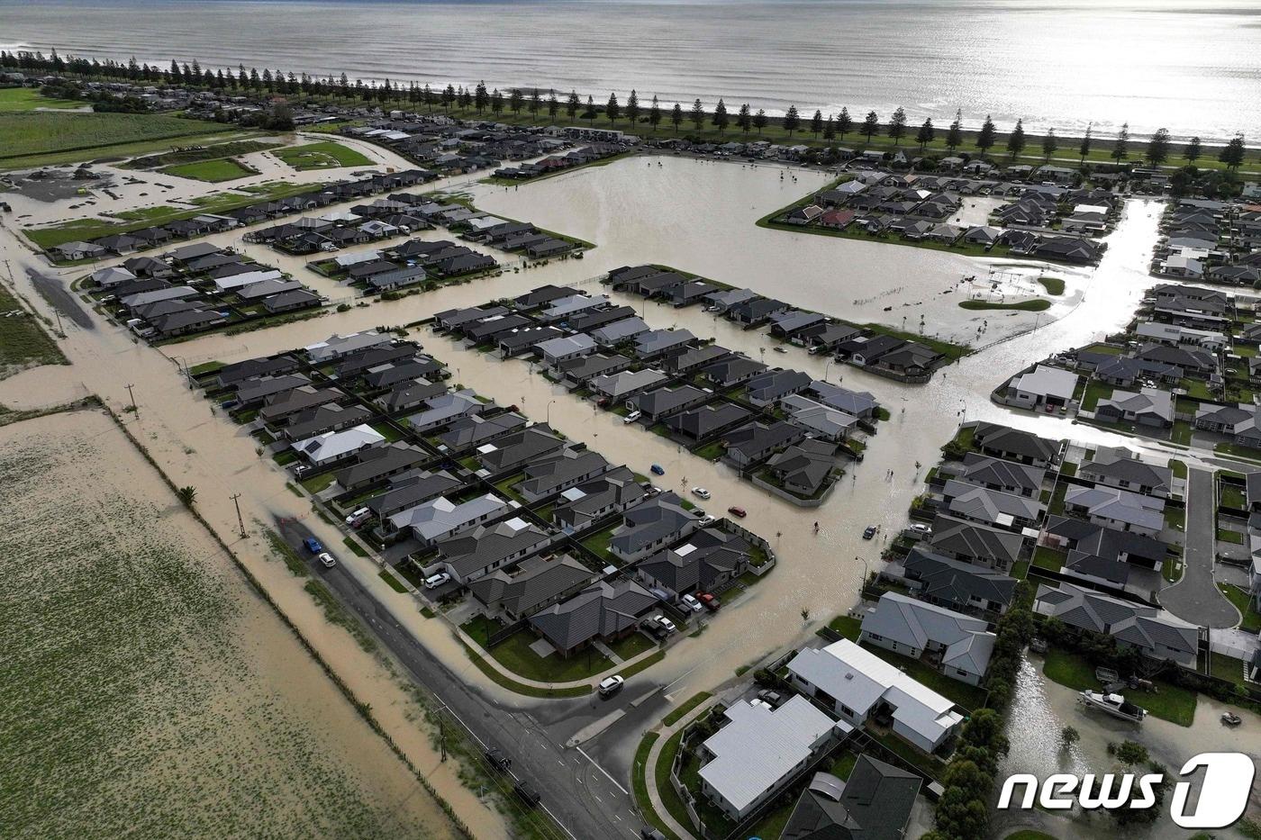 15일(현지시간) 뉴질랜드 북섬 동부 해안 도시 네이피어가 홍수로 인해 주택과 도로 곳곳이 완전히 물에 잠긴 모습이다. 2023.02.15. ⓒ AFP=뉴스1 ⓒ News1 김성식 기자
