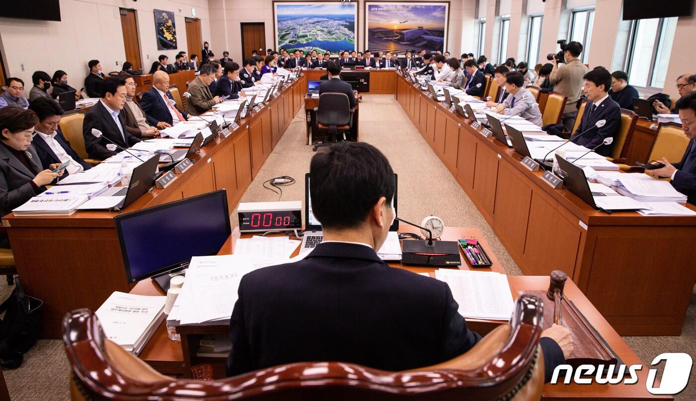 김민기 국회 국토교통위원장이 15일 서울 여의도 국회에서 열린 제403회 국회(임시회) 국토교통위원회 제1차 전체회의에서 의사봉을 두드리고 있다. 2023.2.15/뉴스1 ⓒ News1 유승관 기자