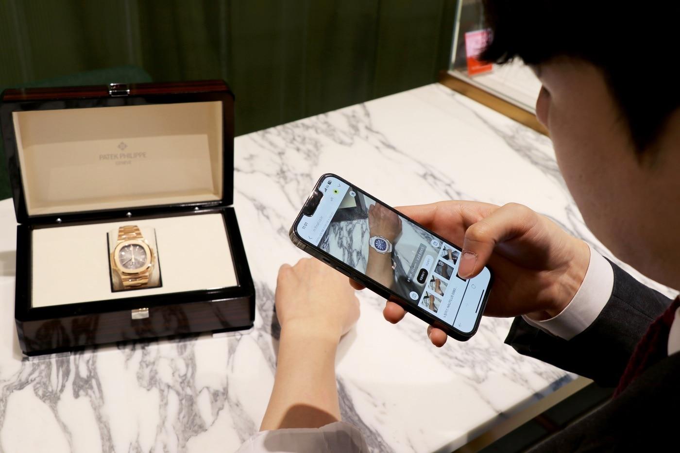 모델이 LF '라움워치AR' 서비스를 직접 이용해 보고 있는 모습(LF라움워치제공)