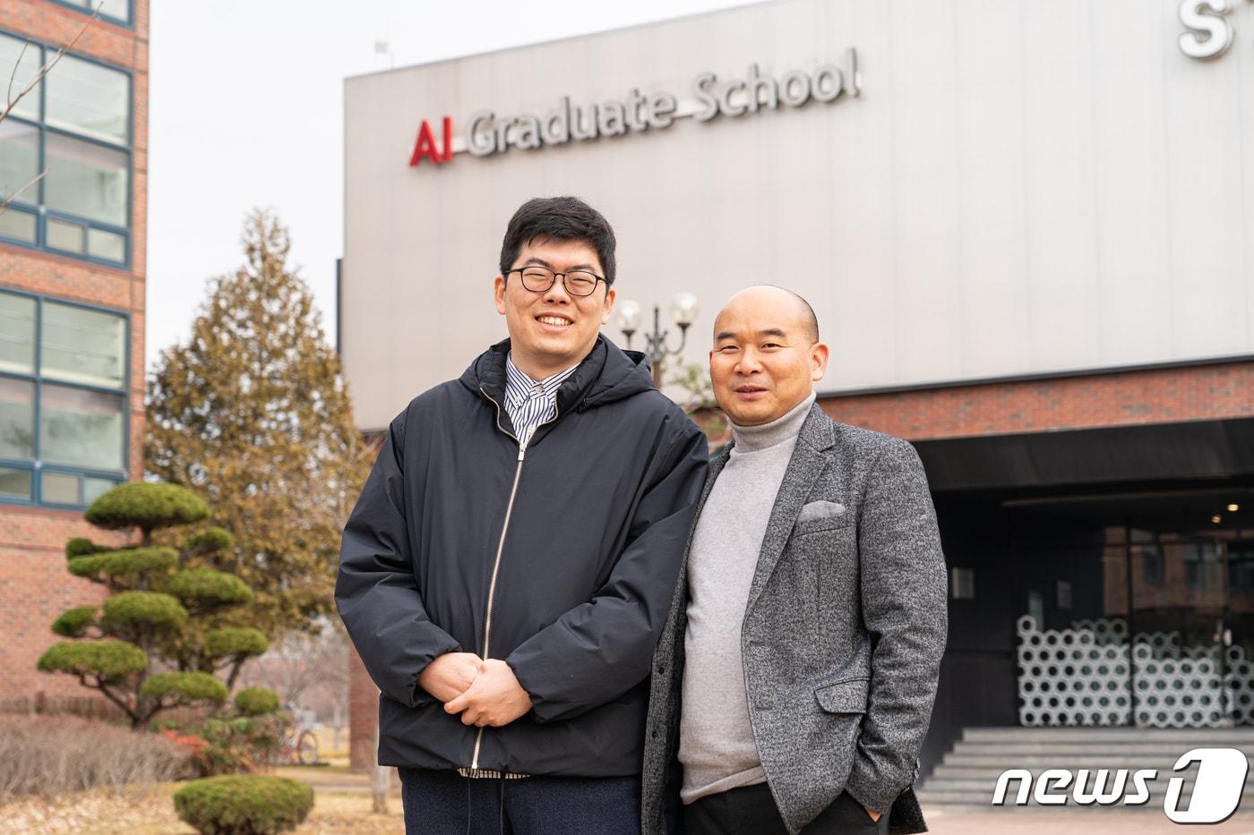 본문 이미지 - 지스트 AI대학원 1호 박사가 된 김만제 씨(왼쪽)와 지도교수인 안창욱 교수(지스트 제공)/뉴스1