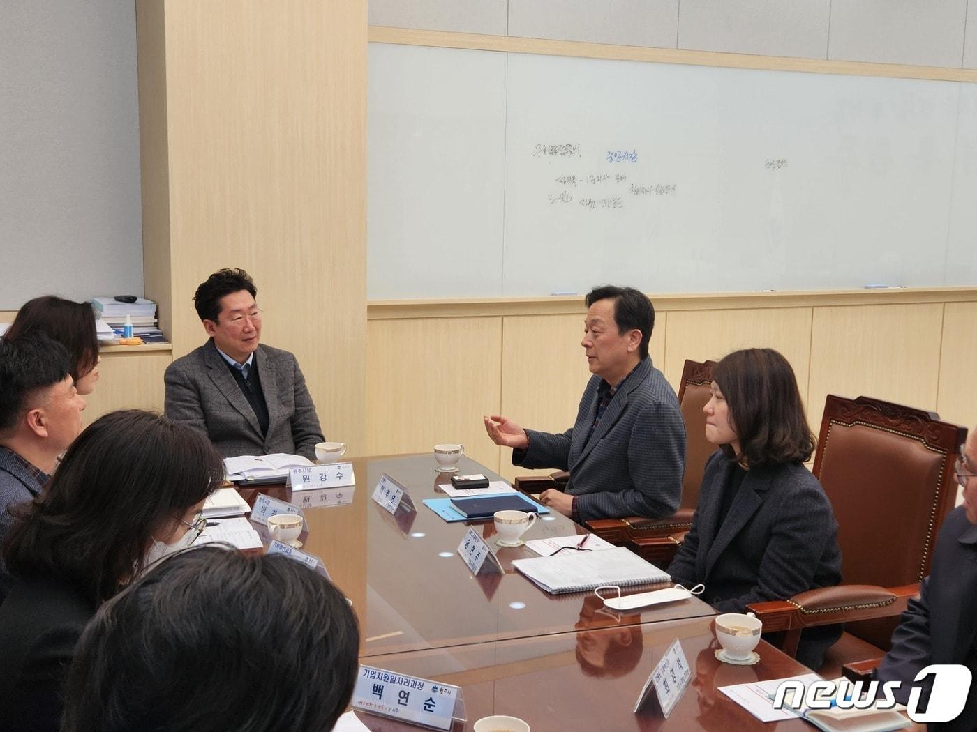 본문 이미지 - 원강수 강원 원주시장이 지난 14일 시청 집무실에서 강원도 기업호민관인 이주연 아주대 산업공학과 교수를 비롯한 관계자들과 기업지원 방안에 대한 의견을 교류하고 있다. (원주시 제공) 2023.2.16/뉴스1