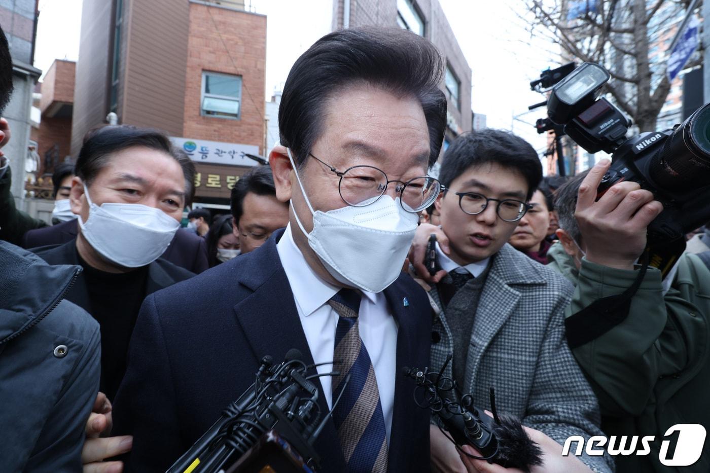 본문 이미지 - 이재명 더불어민주당 대표가 16일 오전 서울 관악구 조원경로당에서 난방비 지원 상황 점검 후 취재진의 질문을 받으며 이동하고 있다. 검찰은 이날 대장동·위례신도시 개발, 성남FC 광고비와 관련해 배임, 제3자 뇌물수수 등 혐의로 이 대표에 대한 구속영장을 청구했다. (공동취재) 2023.2.16/뉴스1 ⓒ News1 장수영 기자